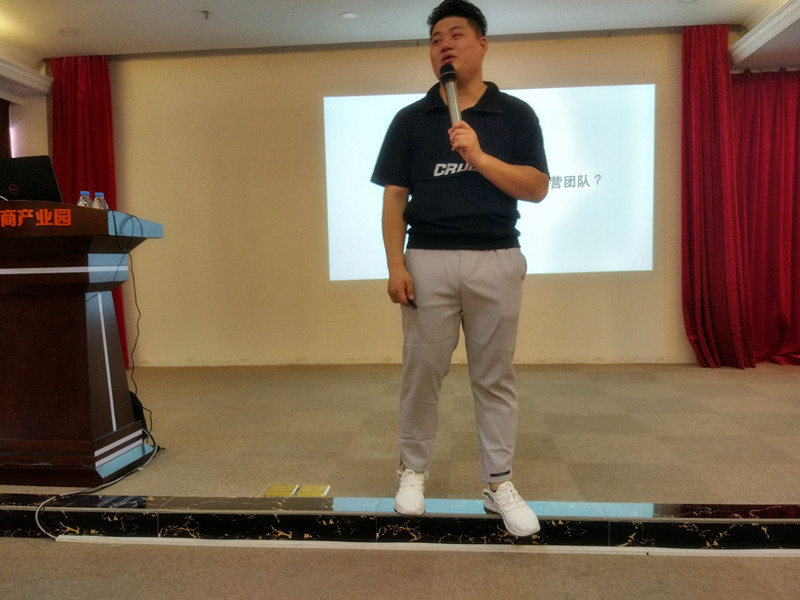 周末，貝朗鋼線成型機廠家員工與您相約聚大電商產業園