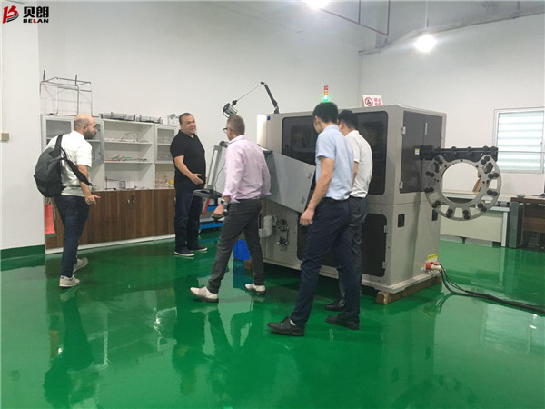 看，又有外國客戶參觀貝朗鋼絲鐵絲折彎機